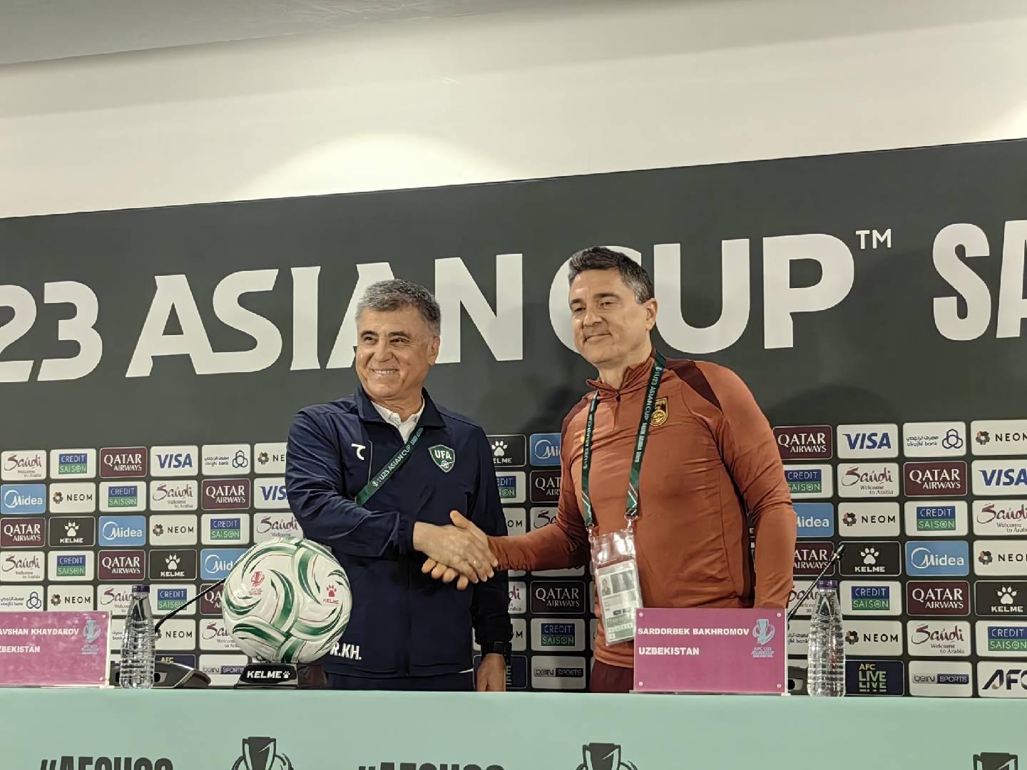 pg电子账号-发布会开始前，安东尼奥和乌兹别克斯坦主帅友好合影